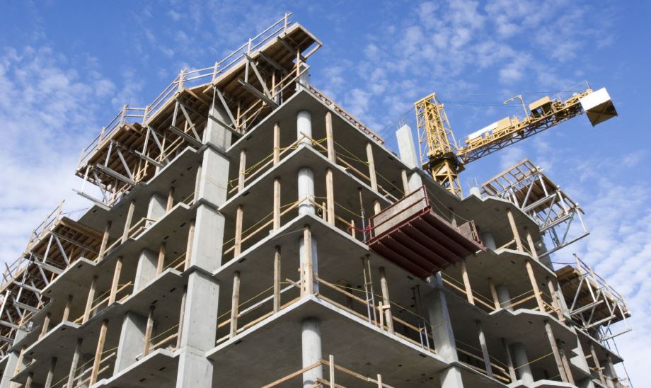 Immeuble en construction avec grue